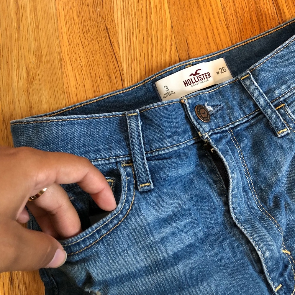 HOLLISTER DENIM HUG WAISTED SHORTIE